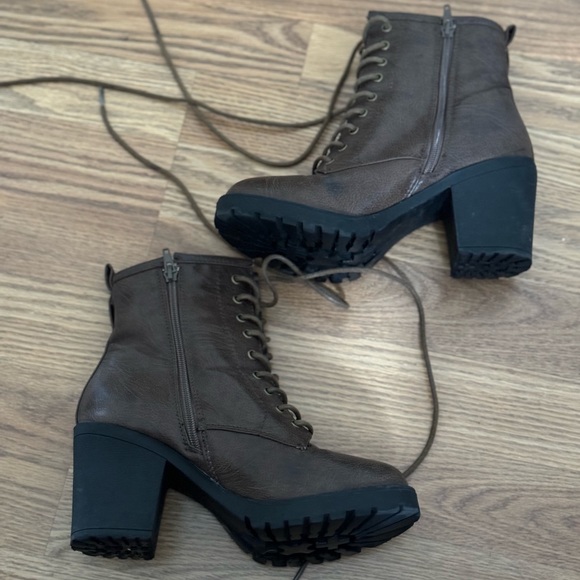 Women’s size 8 brown combat heeled boot. - Picture 6 of 7